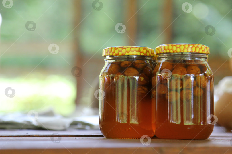 Скачать Орехи в меду в прозрачных баночках. Две банки сладостей фотосток Ozero