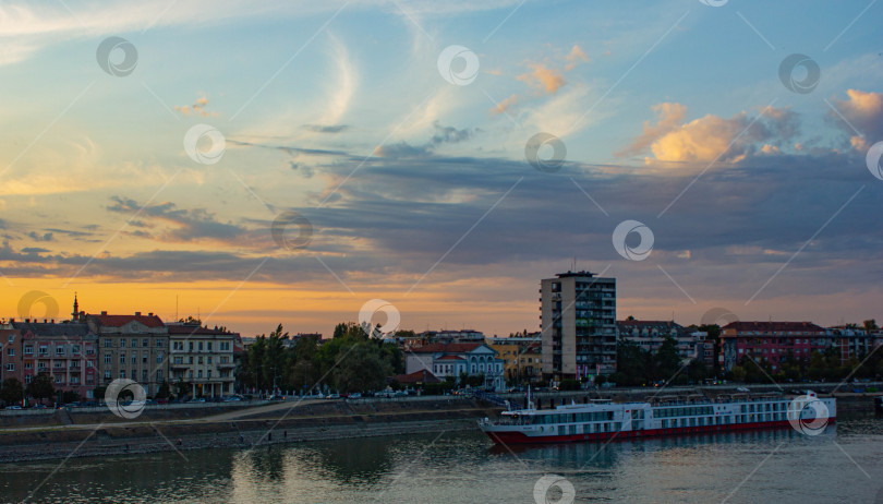 Скачать Вечер в городе фотосток Ozero