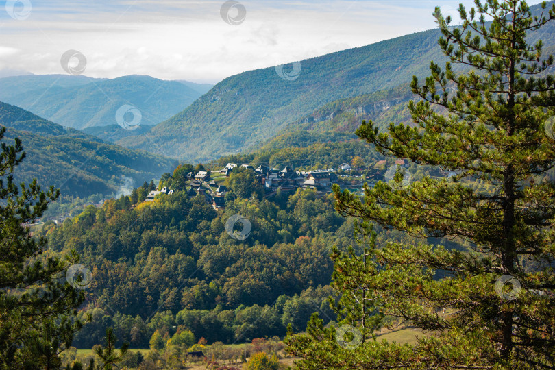 Скачать Деревушка среди леса и гор фотосток Ozero