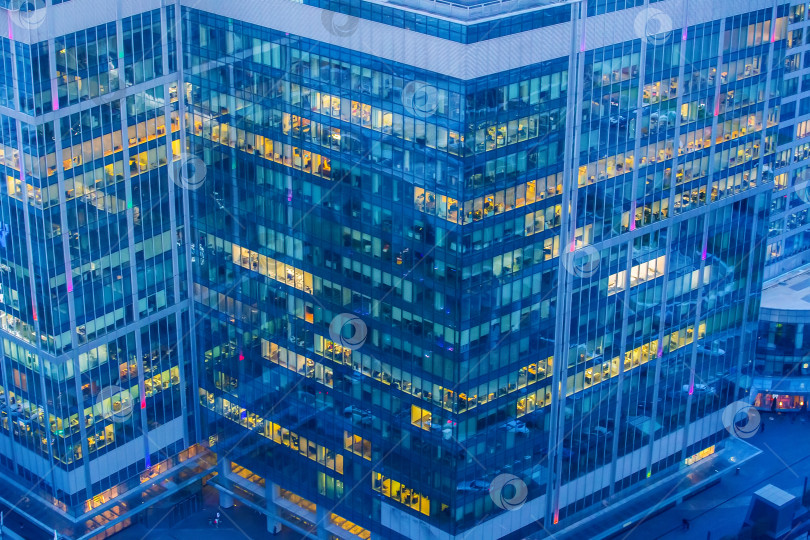 Скачать современное офисное здание с большими окнами в ночное время фотосток Ozero