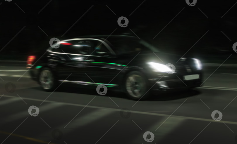 Скачать Черная машина мчится по ночной дороге фотосток Ozero