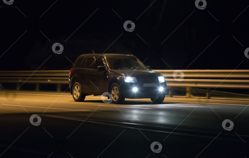 Скачать автомобиль движется в темноте по дороге, освещенной фарами фотосток Ozero