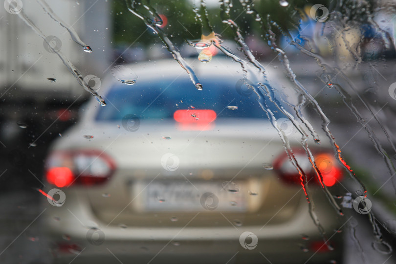 Скачать дождь на лобовом стекле автомобиля фотосток Ozero