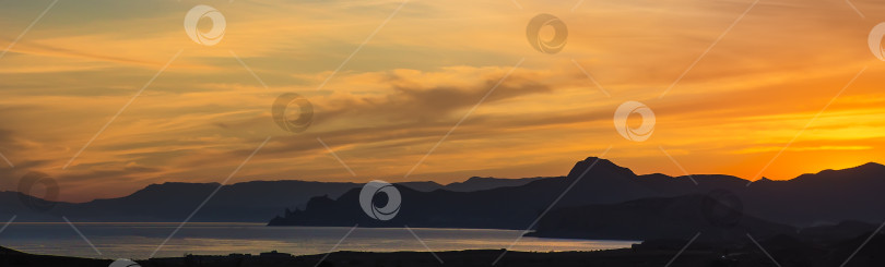 Скачать Прекрасный закат над морской лагуной в высокогорье. фотосток Ozero