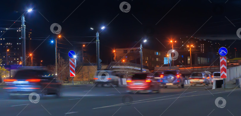 Скачать Движение ночью на улице в городе фотосток Ozero