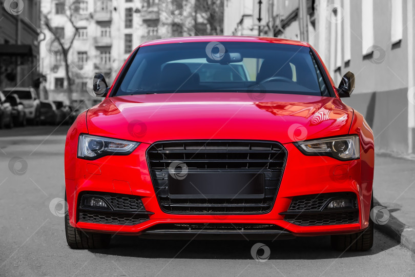 Скачать красный роскошный автомобиль, припаркованный в городе фотосток Ozero