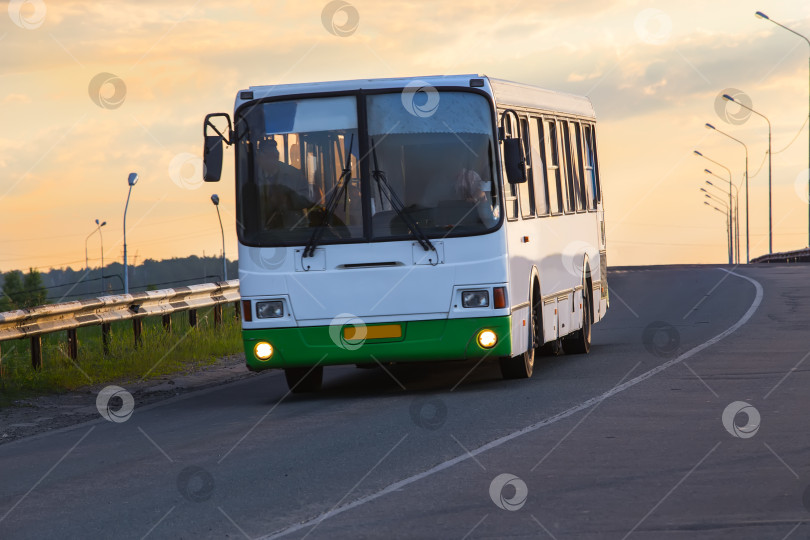 Скачать автобус едет по шоссе фотосток Ozero