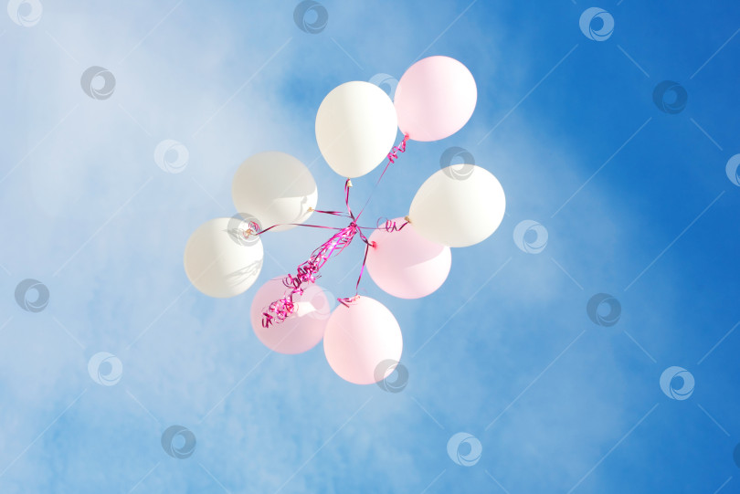 Скачать белые шары в голубом небе фотосток Ozero
