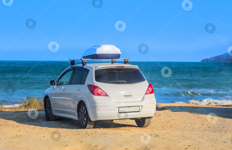 Скачать Машина на песчаном морском берегу фотосток Ozero