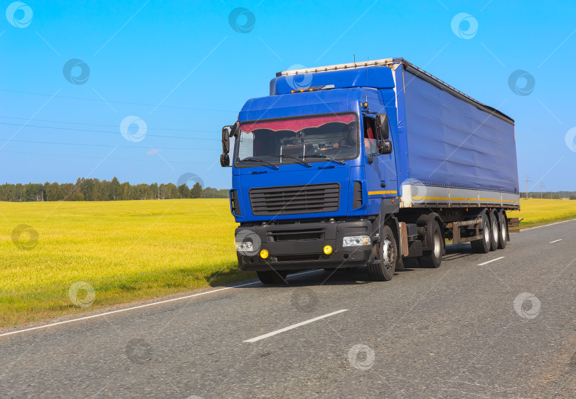 Скачать белый грузовик движется по шоссе фотосток Ozero