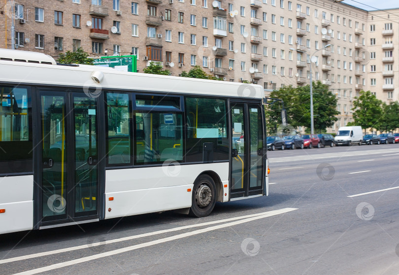 Скачать белый городской автобус фотосток Ozero