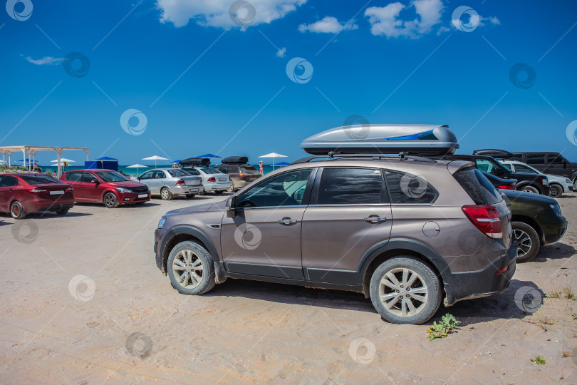 Скачать Машины на песчаном пляже фотосток Ozero