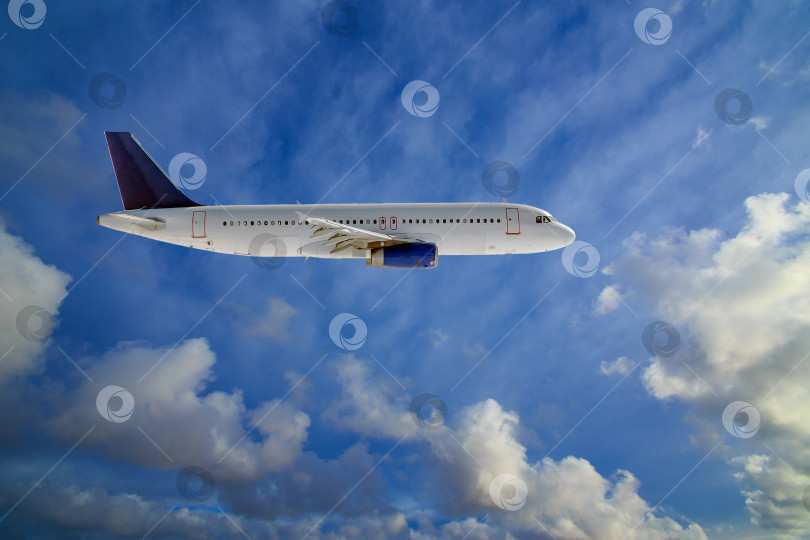 Скачать Пассажирский самолет летит в облачном небе фотосток Ozero