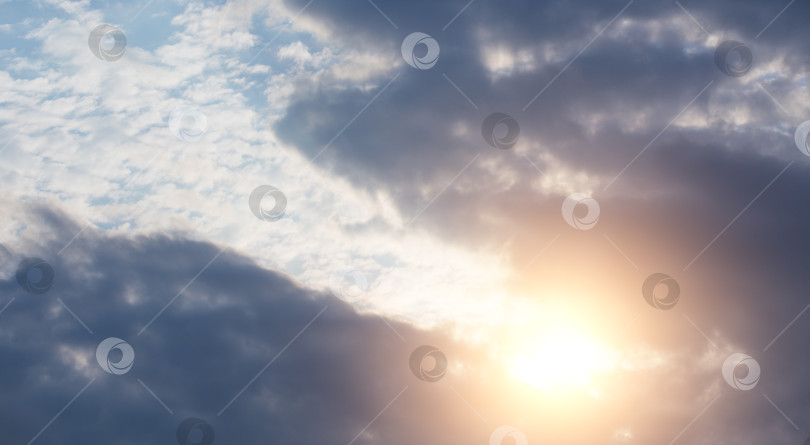 Скачать Яркие лучи солнца сияют в голубом небе. фотосток Ozero