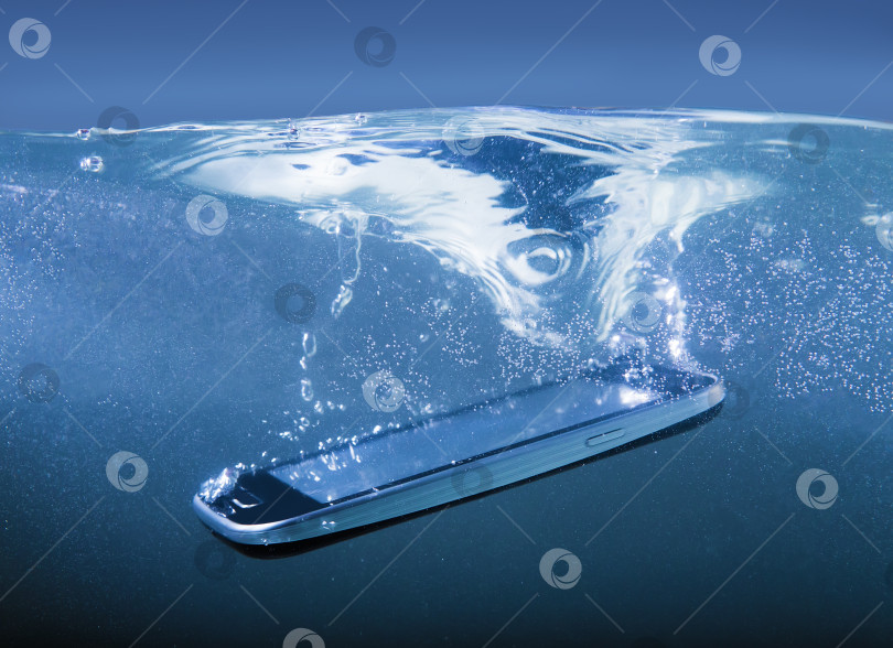 Скачать смартфон бросили в воду фотосток Ozero