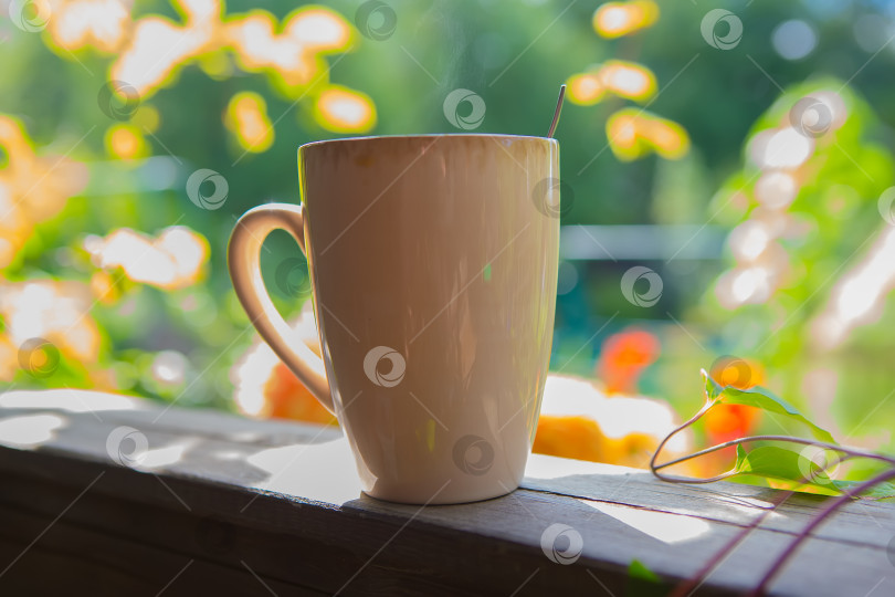 Скачать утренний кофе в чашке на открытом воздухе фотосток Ozero