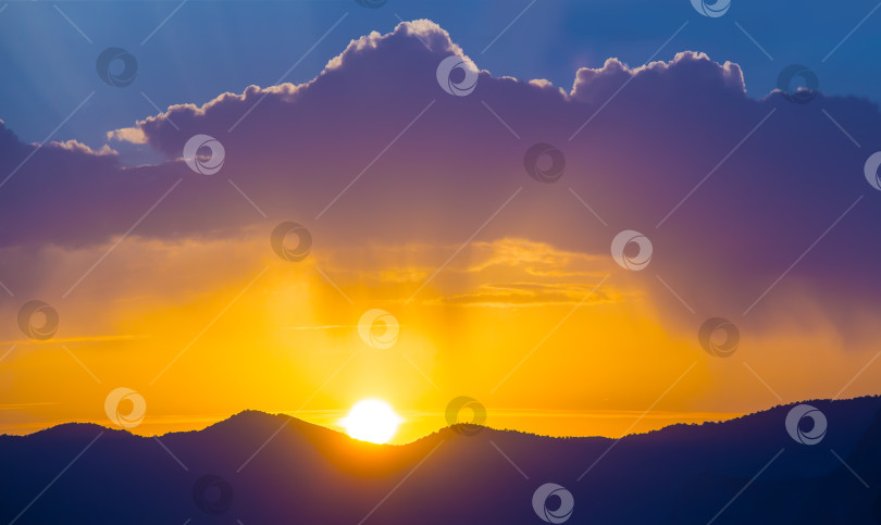 Скачать закат над горами фотосток Ozero