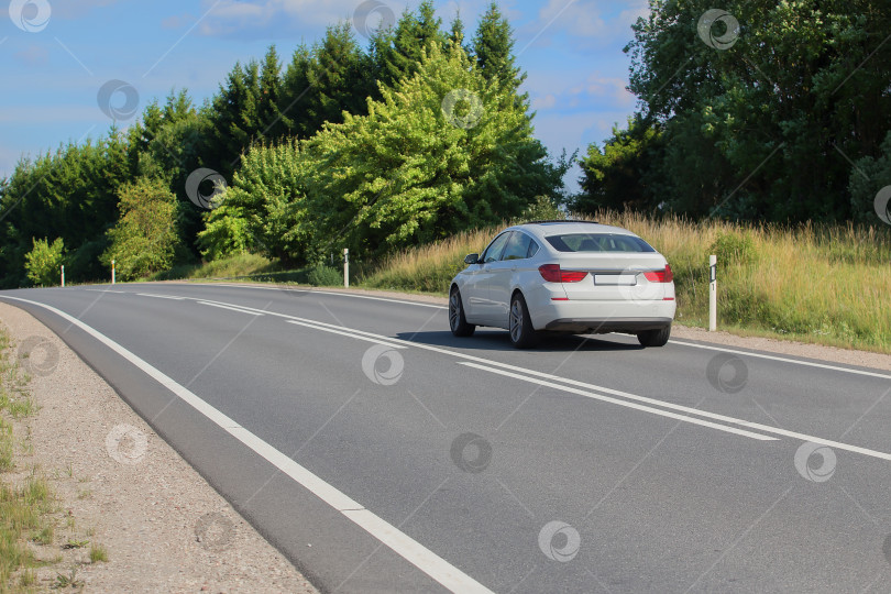 Скачать летом автомобиль движется по проселочной дороге фотосток Ozero