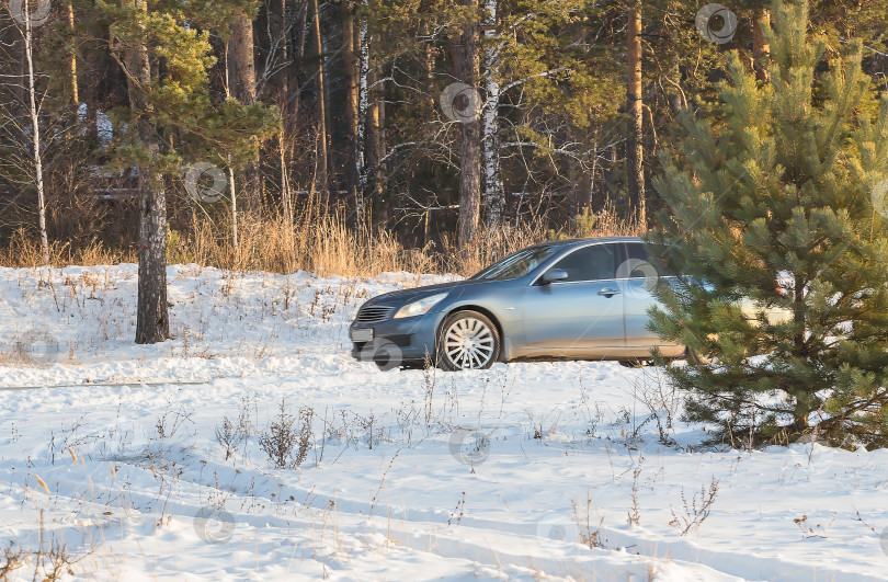 Скачать автомобиль движется зимой по заснеженной дороге фотосток Ozero