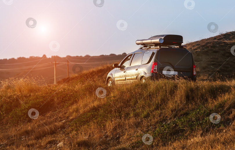Скачать автомобиль с багажником на крыше в туристической поездке фотосток Ozero