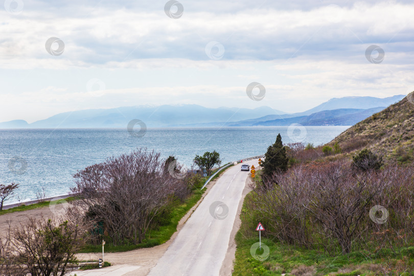 Скачать машина движется по шоссе вдоль моря фотосток Ozero