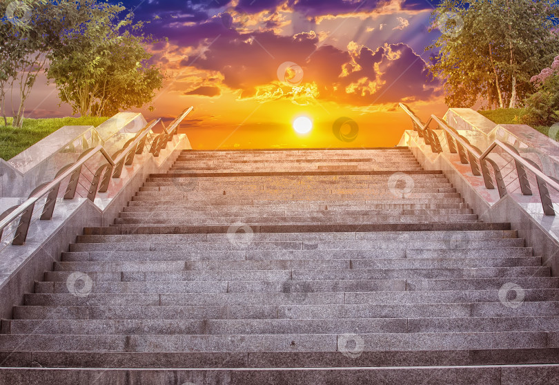 Скачать гранитная лестница в городе и прекрасное вечернее небо и солнце фотосток Ozero