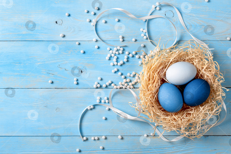Скачать Синие яйца в стиле омбре как концепция Пасхи 2020, копировальное пространство фотосток Ozero