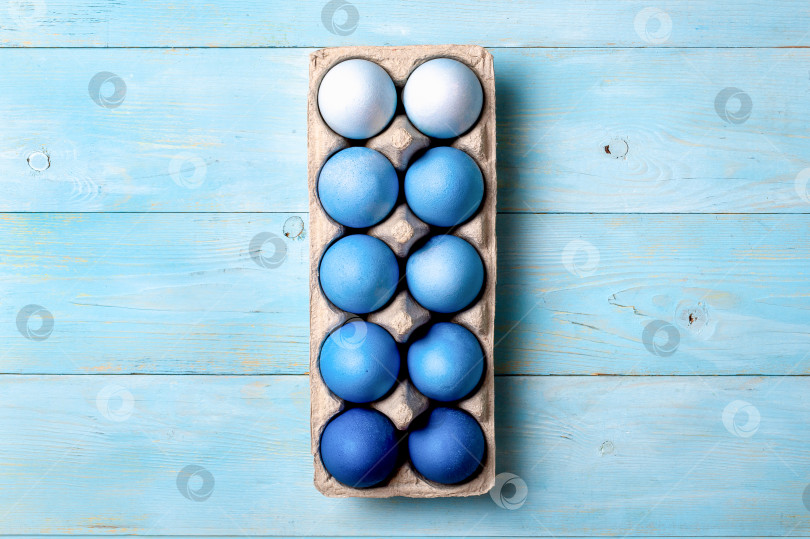 Скачать Синие яйца в стиле омбре как концепция Пасхи 2020 фотосток Ozero