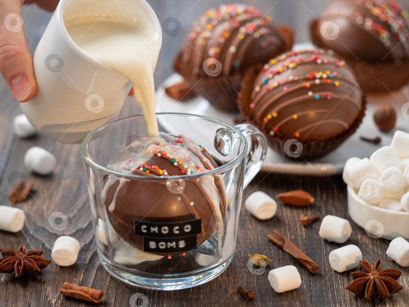 Скачать Шоколадная какао-бомбочка или шарик, заливка и тому подобное фотосток Ozero
