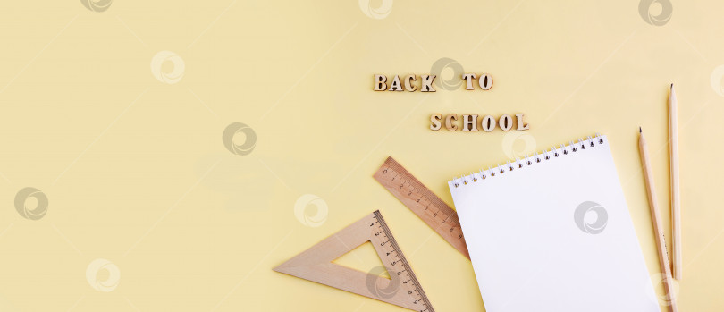 Скачать Школьные принадлежности: пустая тетрадь, деревянные карандаши фотосток Ozero