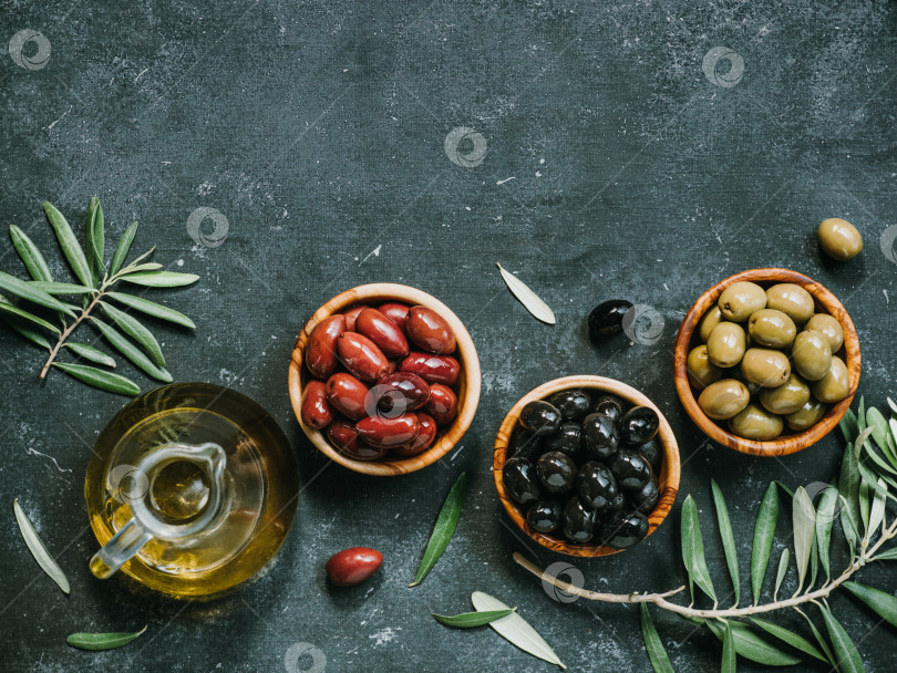 Скачать Набор оливок разных сортов и оливковое масло фотосток Ozero