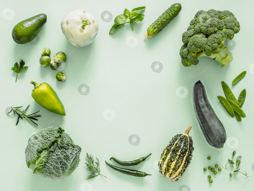 Скачать Зеленые овощи на зеленом фоне, скопируйте пробел фотосток Ozero
