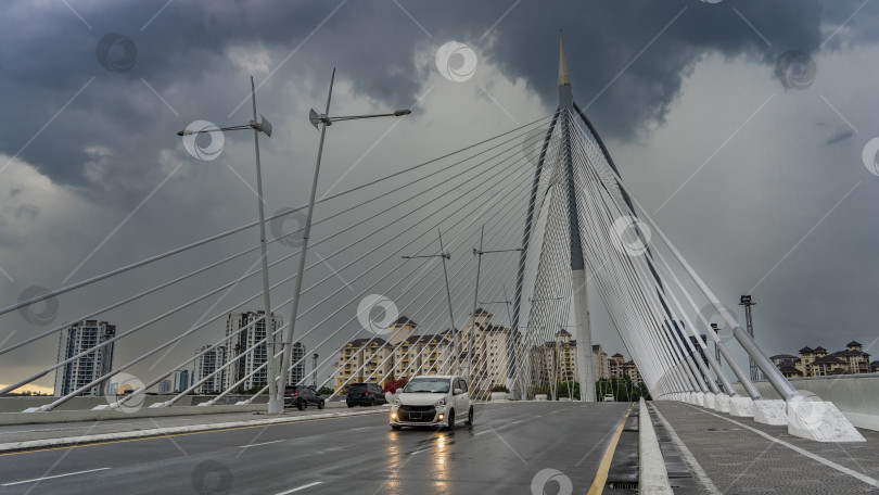 Скачать Красивый вантовый городской мост. фотосток Ozero