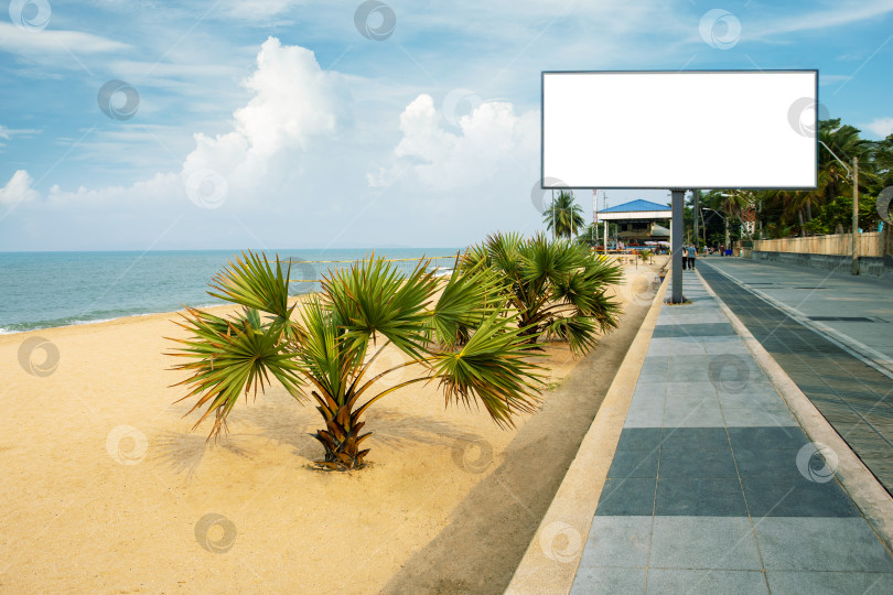 Скачать Пустой рекламный щит на открытом воздухе, наружная реклама, общественная информация рядом с морским пляжем. фотосток Ozero