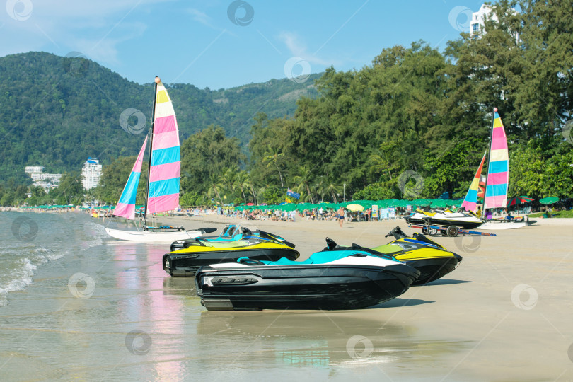 Скачать Тропический отдых и занятия водными видами спорта на острове Пхукет, Таиланд. фотосток Ozero