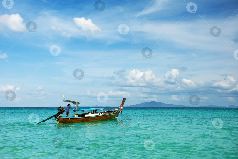 Скачать Тайский туристический катер с туристами в море. фотосток Ozero