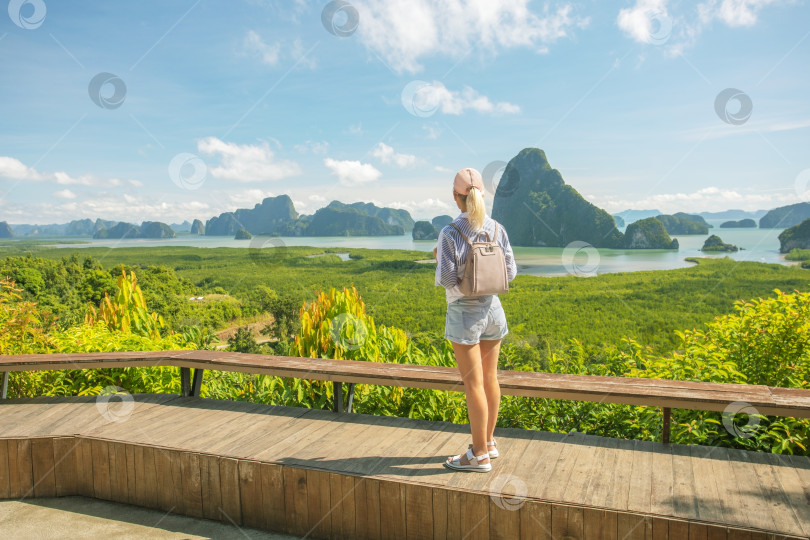 Скачать Турист на летних каникулах в Таиланде, Юго-Восточная Азия. фотосток Ozero