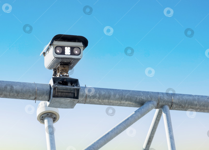 Скачать Крупным планом камера видеонаблюдения за дорожным движением. фотосток Ozero