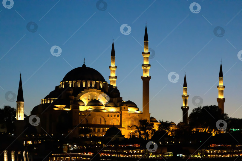 Скачать Прекрасный ночной вид на мечеть Сулеймание, Стамбул, Турция. фотосток Ozero