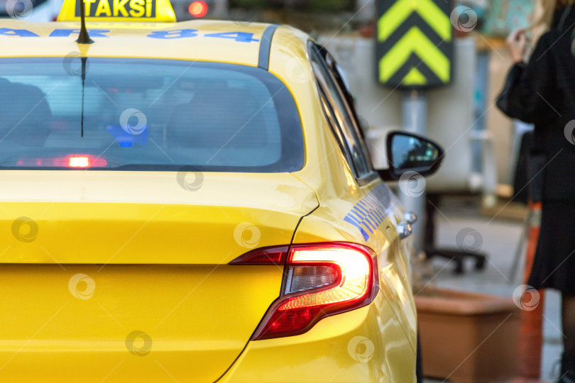 Скачать Желтая машина такси на улице города. фотосток Ozero