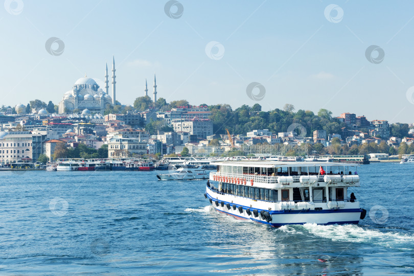 Скачать Туристические экскурсионные суда в бухте Золотой Рог Стамбула, Турция. фотосток Ozero