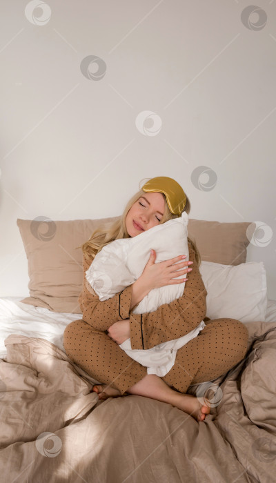 Скачать Женщина, обнимающая подушку, в маске для сна фотосток Ozero