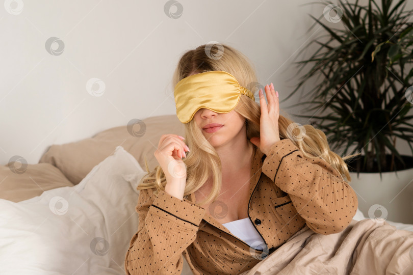 Скачать Надевание маски для глаз после пробуждения фотосток Ozero