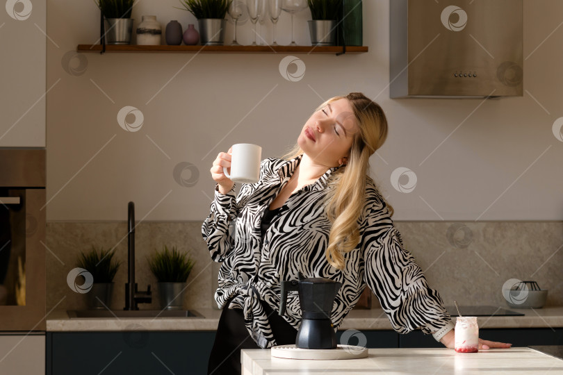 Скачать Расслабленная женщина с кофе, безмятежное утро. фотосток Ozero