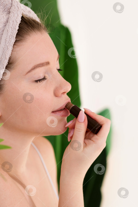 Скачать Женщина с полотенцем наносит макияж фотосток Ozero