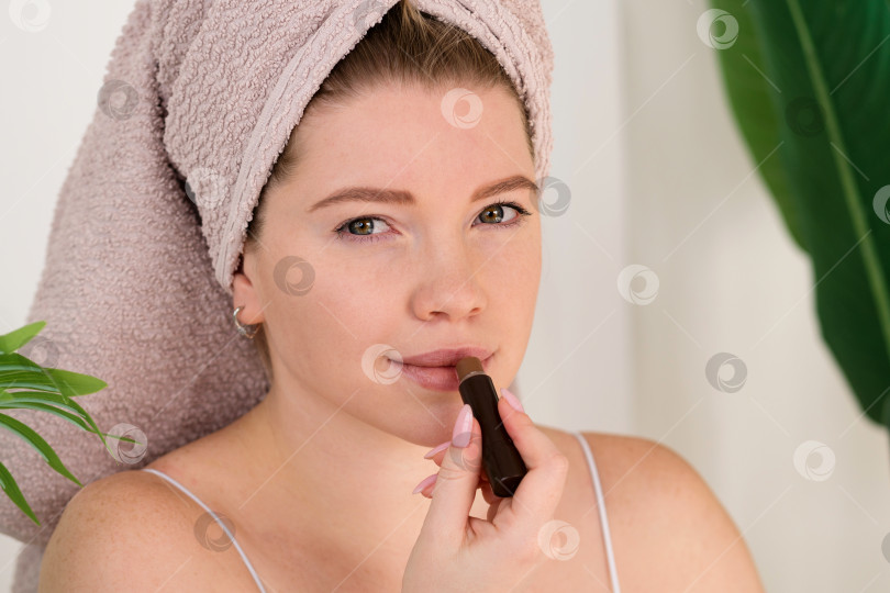 Скачать Крупный план женщины, наносящей губную помаду фотосток Ozero