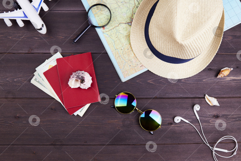 Скачать Аксессуары для путешественников: паспорт, деньги, карточка, шляпа, солнцезащитные очки, наушники фотосток Ozero