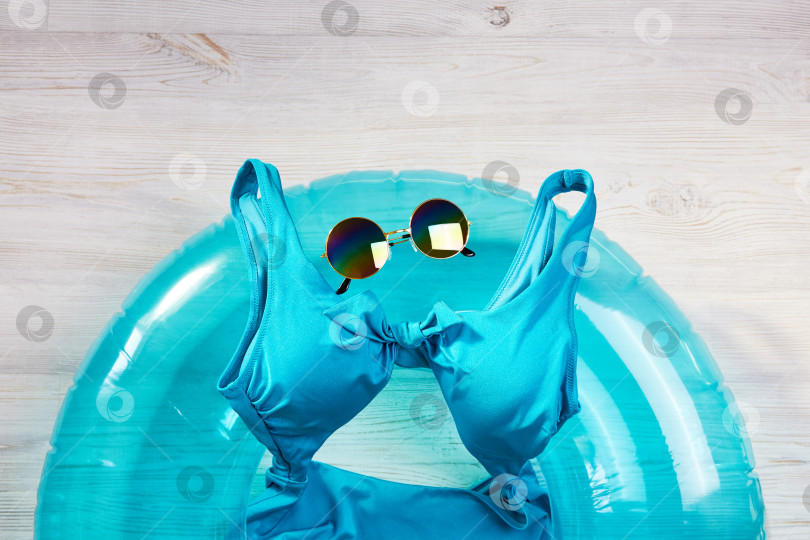 Скачать Аксессуары для купания и летнего отдыха на деревянном фоне фотосток Ozero
