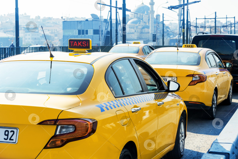 Скачать Вид традиционного желтого турецкого такси на улицах Стамбула. T фотосток Ozero