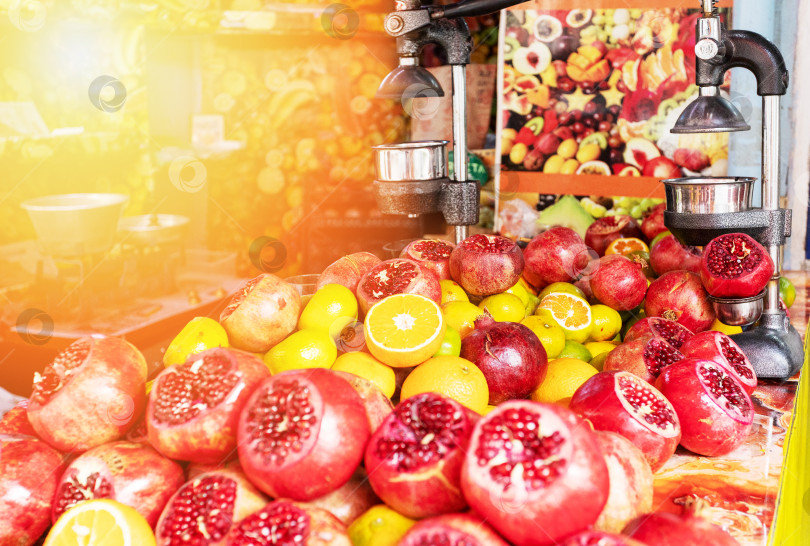 Скачать Ручная соковыжималка для разных фруктов в уличном магазине в солнечный день. фотосток Ozero